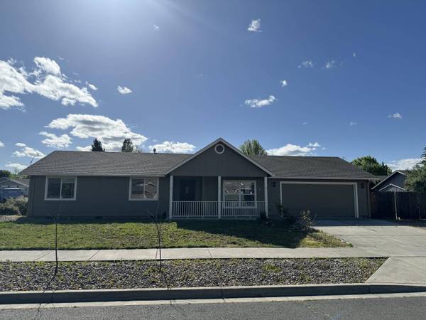 1352 Clearwater Dr, Medford, OR 97501