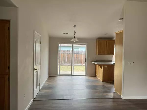 1352 Clearwater Dr, Medford, OR 97501