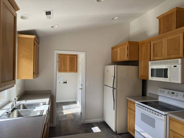 1352 Clearwater Dr, Medford, OR 97501