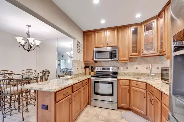 302 Pine Ridge CIR B-2, Greenacres, FL 33463