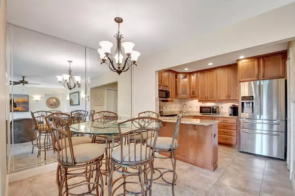 302 Pine Ridge CIR B-2, Greenacres, FL 33463