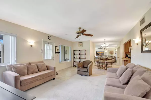 302 Pine Ridge CIR B-2, Greenacres, FL 33463