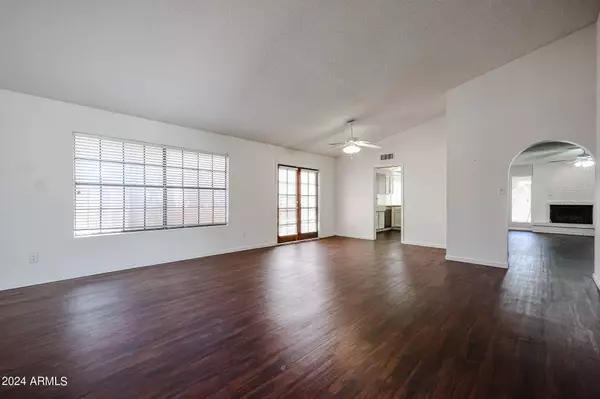 2414 W KIOWA Circle, Mesa, AZ 85202