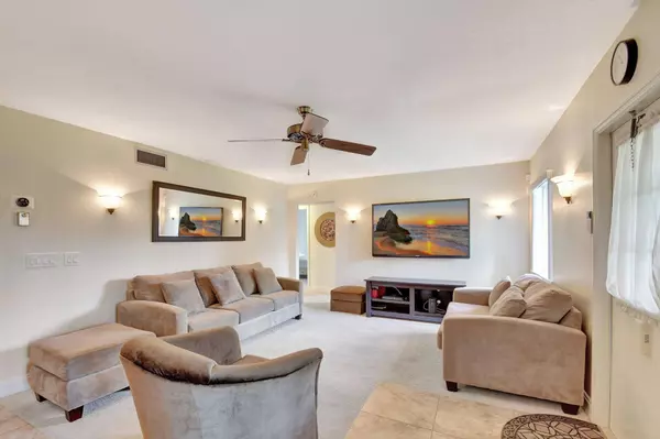 302 Pine Ridge CIR B-2, Greenacres, FL 33463