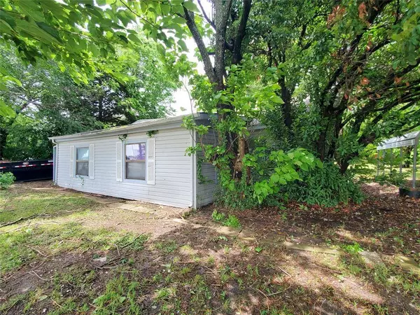 808 S Bois D Arc Street, Forney, TX 75126