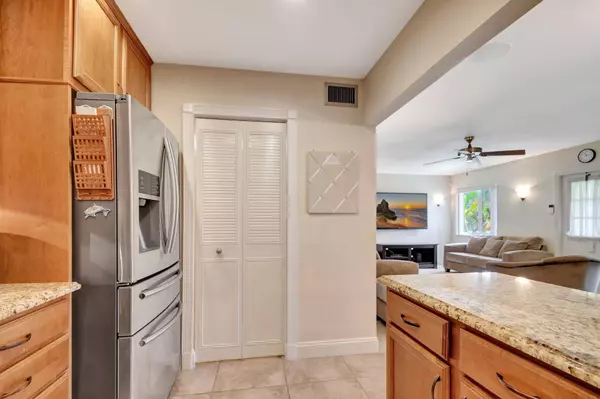 302 Pine Ridge CIR B-2, Greenacres, FL 33463