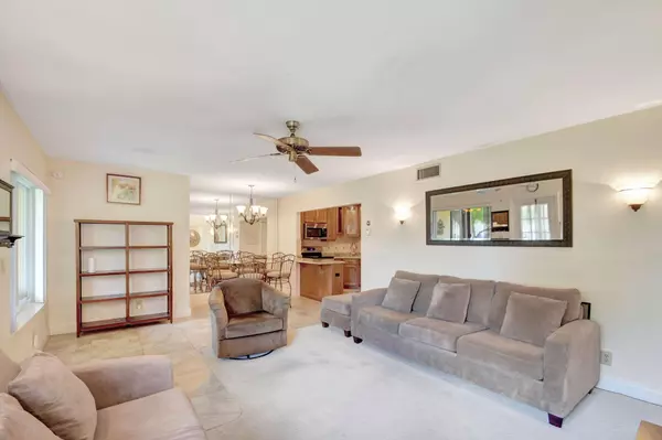 302 Pine Ridge CIR B-2, Greenacres, FL 33463