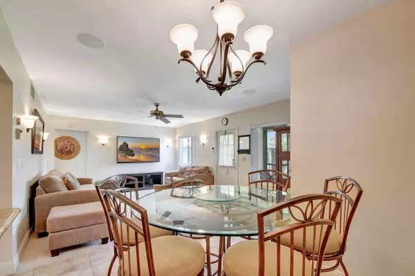 302 Pine Ridge CIR B-2, Greenacres, FL 33463