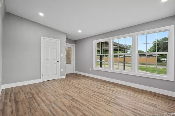 814 ELKHORN DR, San Antonio, TX 78218-2639