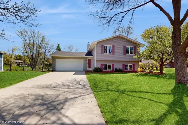 6911 Redwing LN, Chanhassen, MN 55317