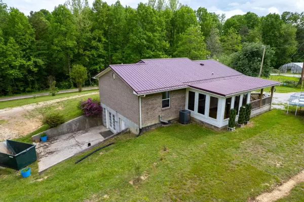 300 Jennings RD, Beattyville, KY 41311