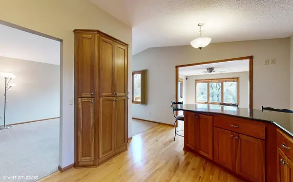 6911 Redwing LN, Chanhassen, MN 55317