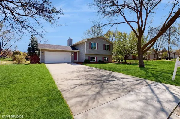 6911 Redwing LN, Chanhassen, MN 55317