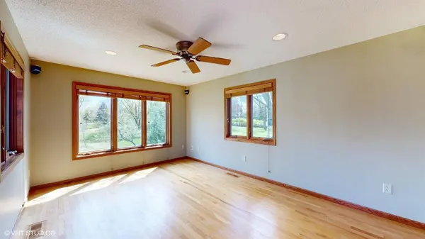 6911 Redwing LN, Chanhassen, MN 55317