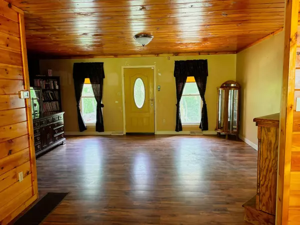 300 Jennings RD, Beattyville, KY 41311