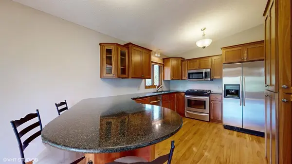 6911 Redwing LN, Chanhassen, MN 55317