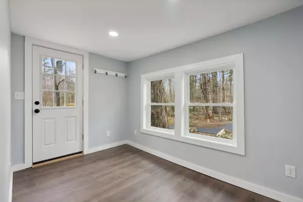 327 Quaker Ridge RD, Casco, ME 04015