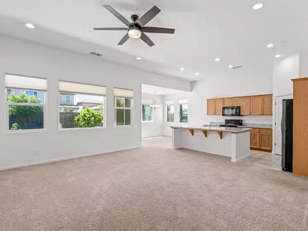 4044 Celeste Avenue, Clovis, CA 93619