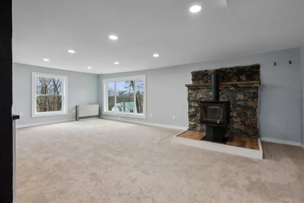 327 Quaker Ridge RD, Casco, ME 04015