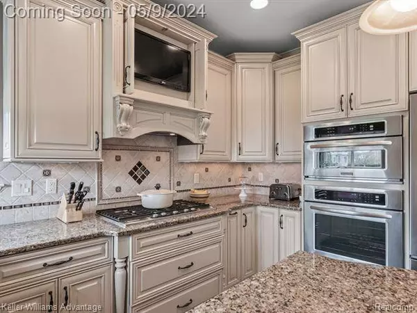 1353 Coach House Lane, South Lyon, MI 48178