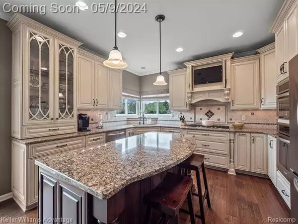 1353 Coach House Lane, South Lyon, MI 48178