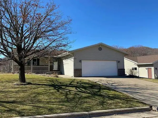 325 Regent DR, La Crescent, MN 55947