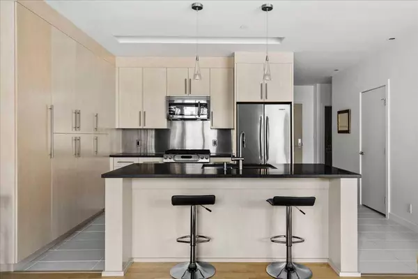 701 3 AVE SW #305, Calgary, AB T2P 5R3