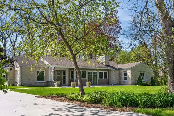 1821 E Fox, Fox Point, WI 53217