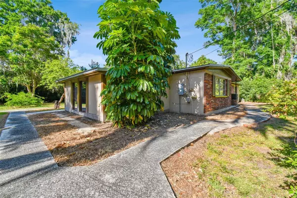 2112 OAK HILL DR, Valrico, FL 33594