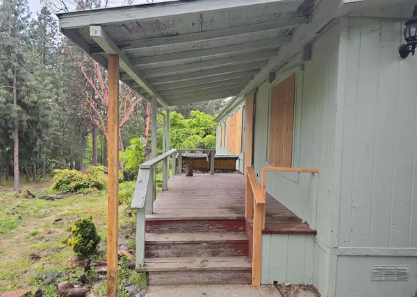 1157 Plumtree Ln, Grants Pass, OR 97526