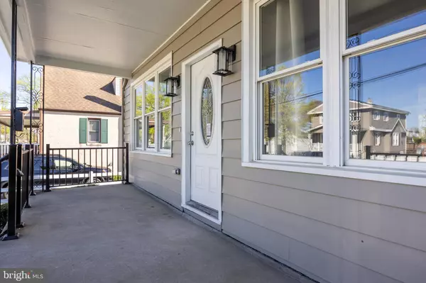 34 SPRUCE AVE, Maple Shade, NJ 08052