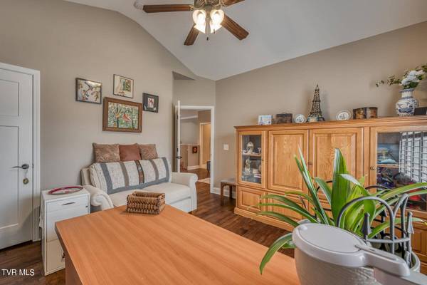 1256 Osler CT, Piney Flats, TN 37686