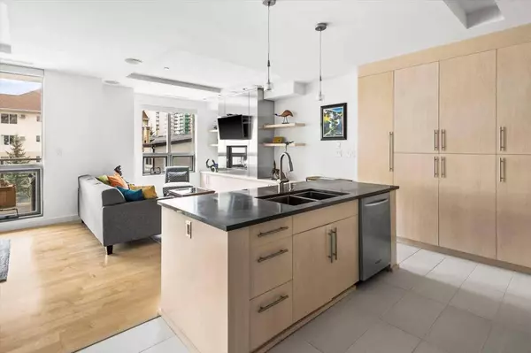 701 3 AVE SW #305, Calgary, AB T2P 5R3