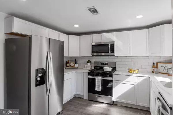 34 SPRUCE AVE, Maple Shade, NJ 08052