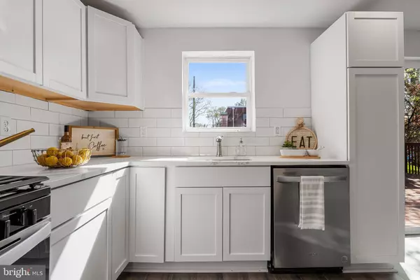 34 SPRUCE AVE, Maple Shade, NJ 08052