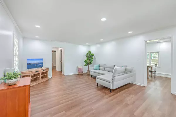 1033 Marlow Dr, Moncks Corner, SC 29461