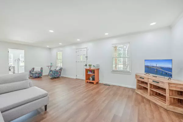 1033 Marlow Dr, Moncks Corner, SC 29461