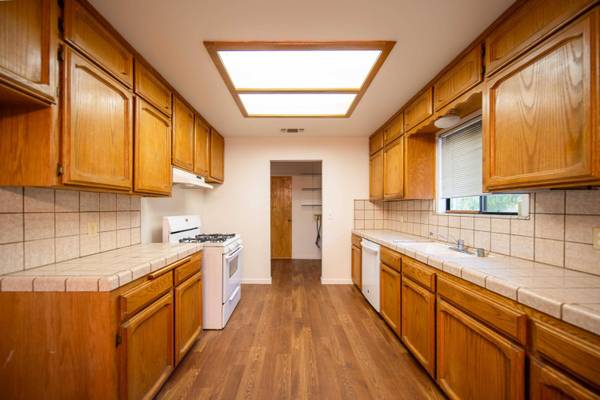 524 4th Street, Orange Cove, CA 93646