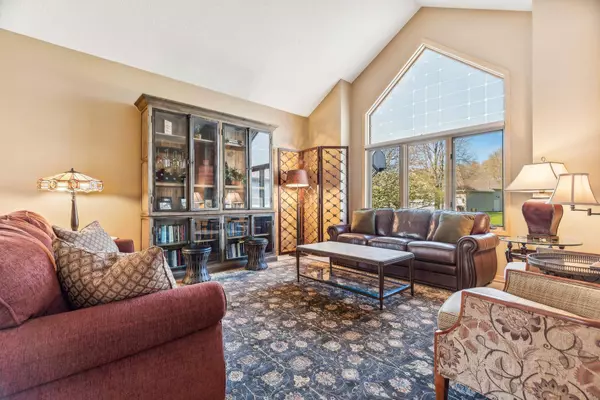 1170 Ashley LN, Mahtomedi, MN 55115