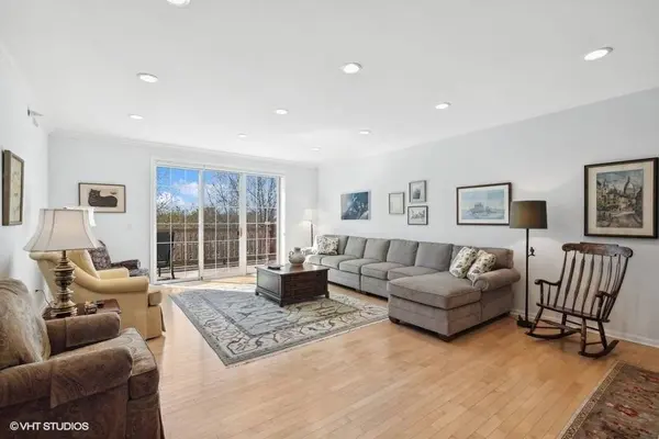 950 Augusta WAY #307, Highland Park, IL 60035