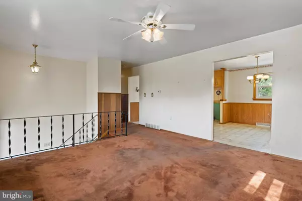 227 MYRTLE DR, Harrisburg, PA 17112