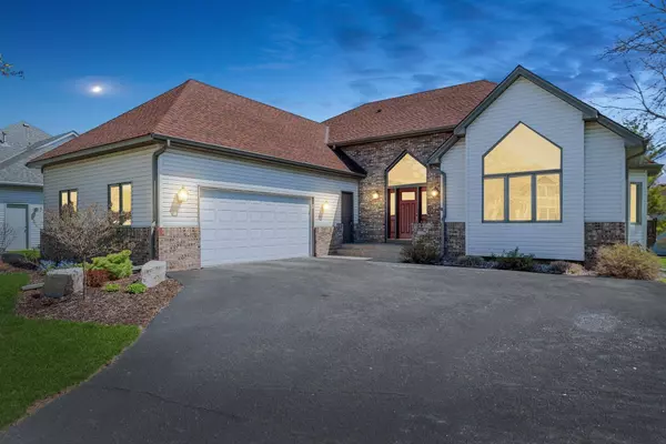 1170 Ashley LN, Mahtomedi, MN 55115