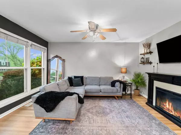 2319 Green Tree CT, Lindenhurst, IL 60046