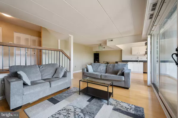 130 ROBERTS LN #300, Alexandria, VA 22314