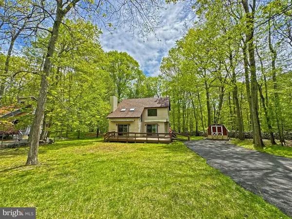 12218 HONEYSUCKLE DR, East Stroudsburg, PA 18302