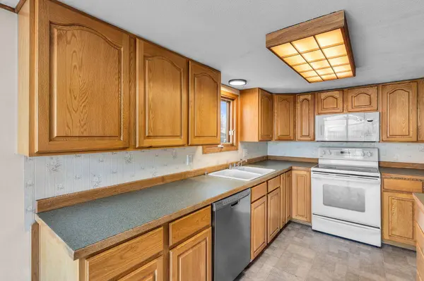 227 SW 11th St, Redmond, OR 97756