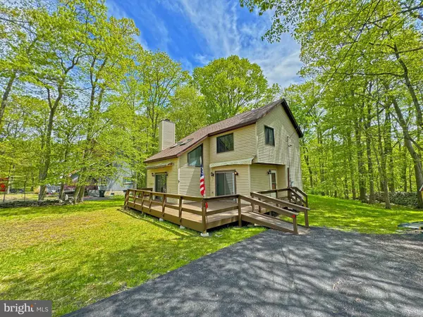 12218 HONEYSUCKLE DR, East Stroudsburg, PA 18302