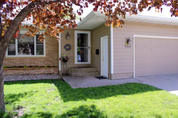 908 Sherman ST, North Mankato, MN 56003