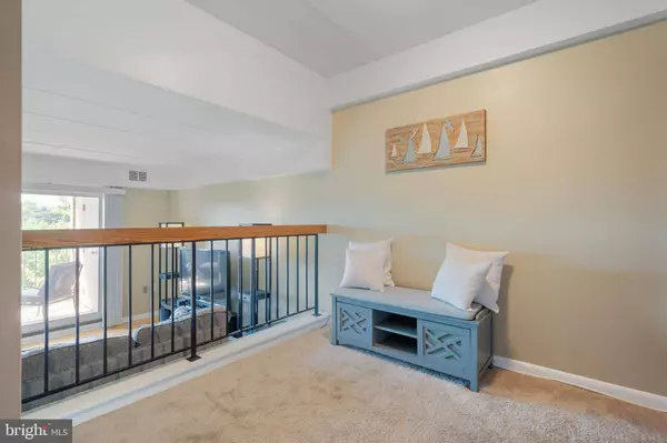 130 ROBERTS LN #300, Alexandria, VA 22314