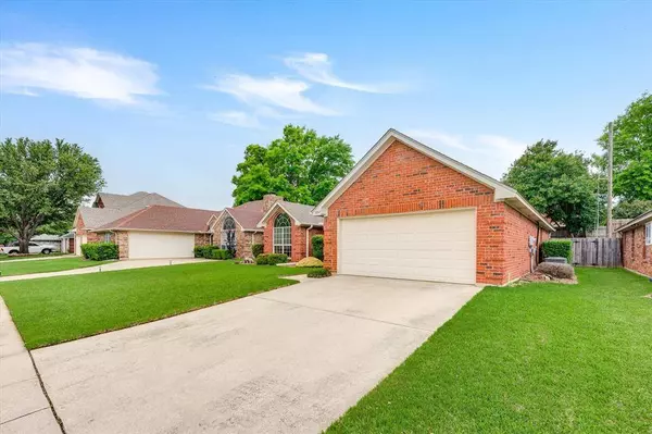 3007 Clairemont Lane, Euless, TX 76039